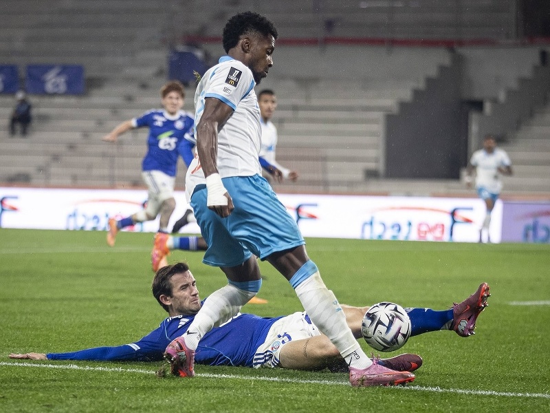 Ben Chilwell na trávniku a Elyxandro Cegarra v súboji o loptu