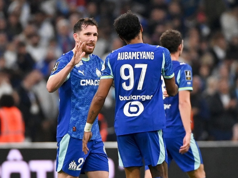 Hráči Olympique Marseille oslavujú gól