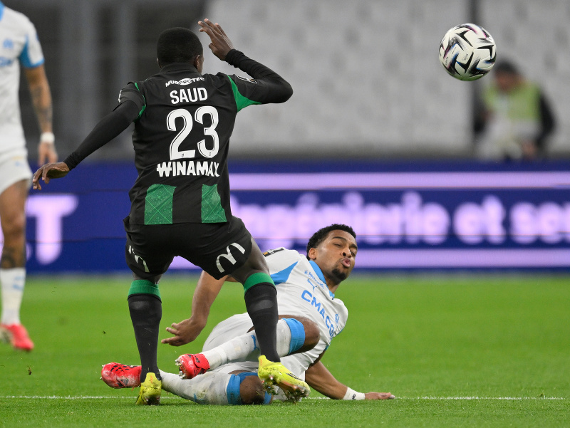 Futbalista Lensu Saud Abdulhamid (uprostred) a hráč Marseille Quinten Timber bojujú o loptu v zápase 19. kola francúzskej Ligue 1 Olympique Marseille - Racing Lens 