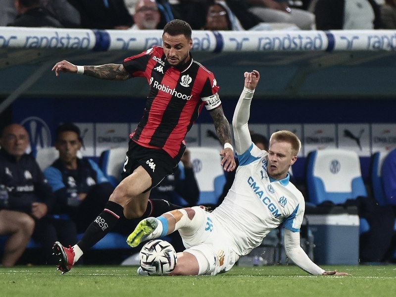 Jonathan Clauss a Arthur Vermeeren (vpravo) v súboji Marseille s Nice