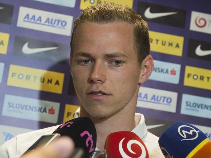 Na snímke slovenský futbalový reprezentant Ondrej Duda v rozhovore s novinármi