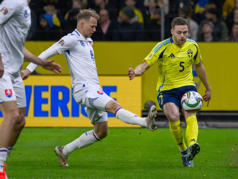 Na snímke zľava Ondrej Duda (Slovensko) a Gabriel Gudmundsson (Švédsko)