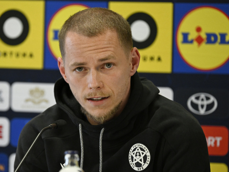 Futbalista Ondrej Duda počas tlačovej konferencie na zraze slovenskej futbalovej reprezentácie pred európskou barážou o postup na tohtoročné majstrovstvá sveta