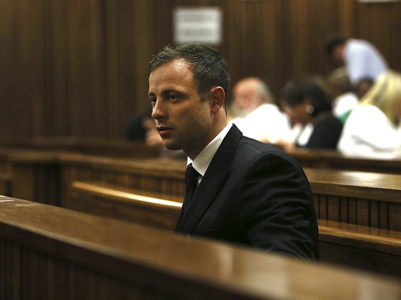 Oscar Pistorius na súde pár hodín pred verdiktom. Sedí oproti rodine zavraždenej