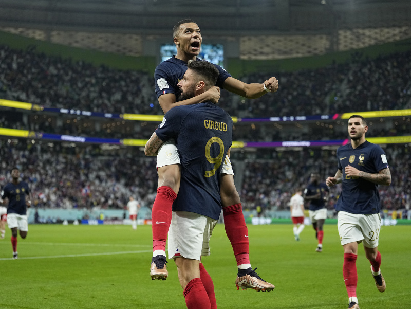 Oliver Giroud a Kylian Mbappé oslavujú gól Francúzska