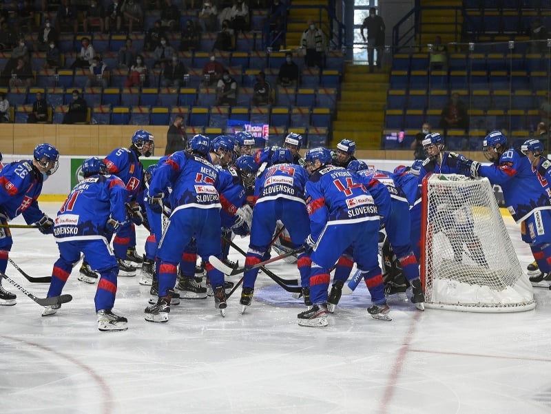 Tím Slovenska U18 počas zápasu na hokejovom turnaji Hlinka Gretzky Cup 2021 Slovensko U18 - USA U18