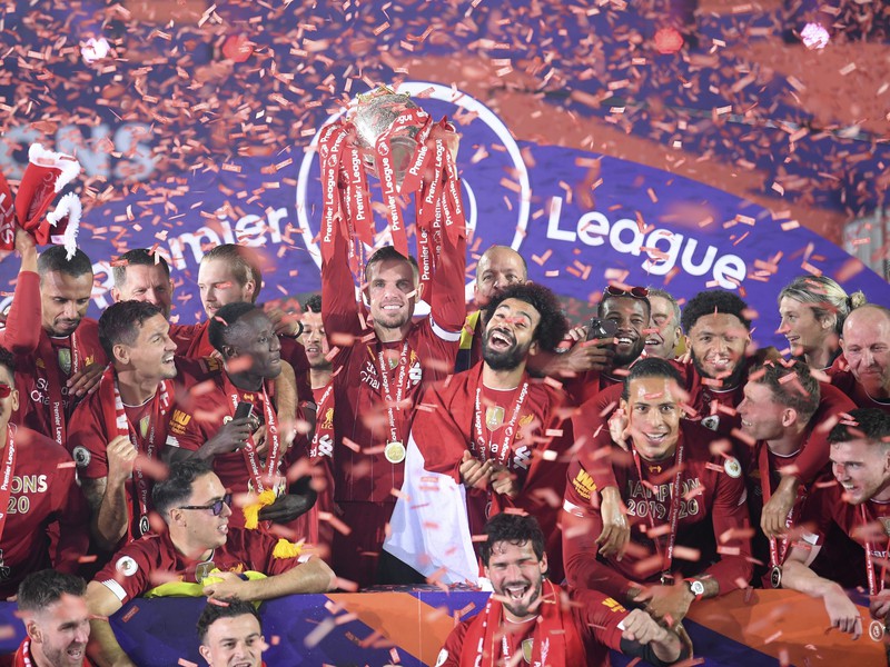 Majstrovské oslavy Liverpoolu s trofejou