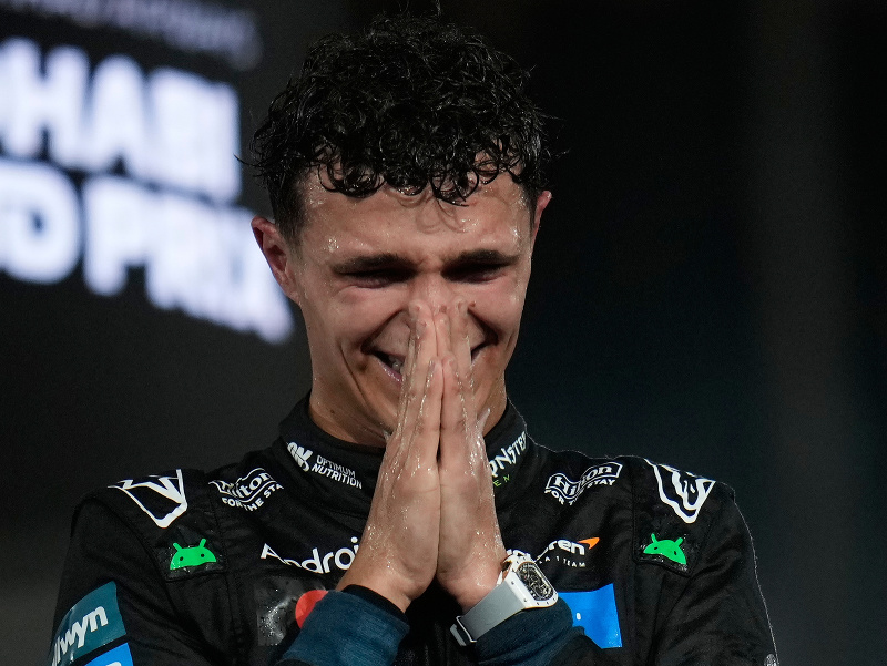 Britský jazdec F1 Lando Norris oslavuje zisk premiérového titulu majstra sveta vo Formule 1