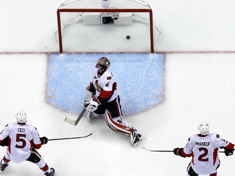 Craig Anderson dostal gól od Phila Kessela