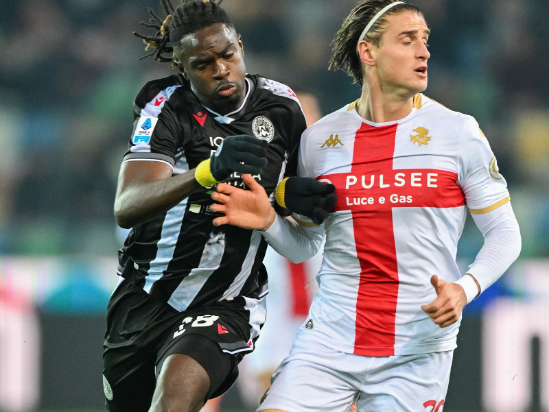 Futbalista Udinese Oumar Solet (vľavo) a hráč Janova Lorenzo Colombo