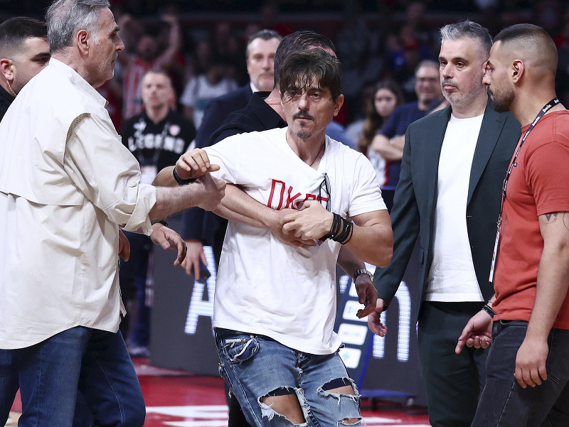 Rozzúrený majiteľ basketbalového klubu Panathinaikos Dimitris Giannakopoulos pred druhým finálovým súbojom s Olympiakosom