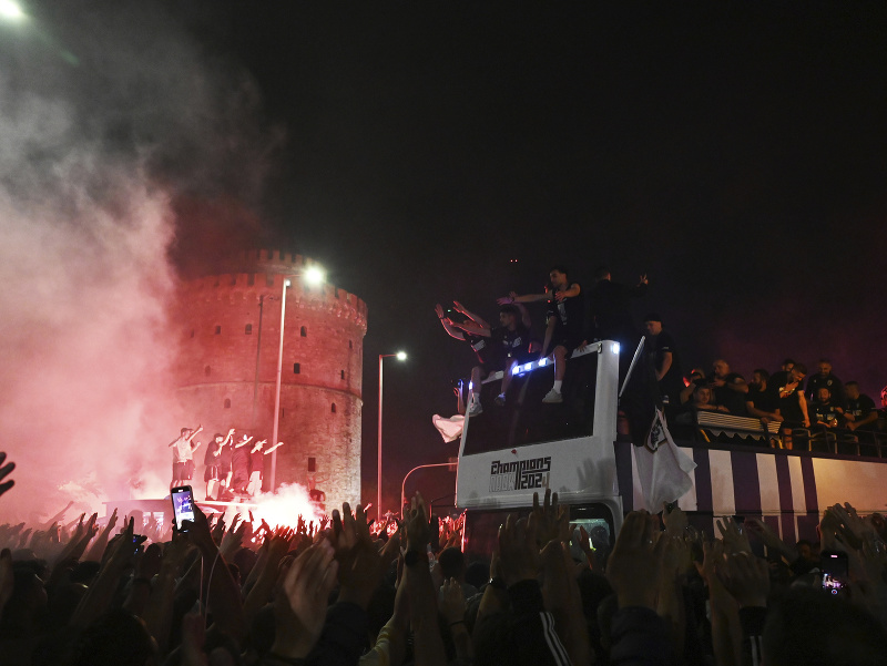 Futbalisti PAOK Solún oslavujú s fanúšikmi majstrovský titul