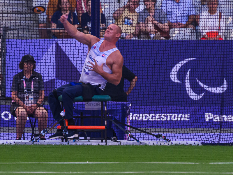 Na snímke slovenský reprezentant v atletike Dušan Laczkó vo finále v hode diskom mužov v kategórii F56 na XVII. paralympijských hrách 2024 v Paríži 