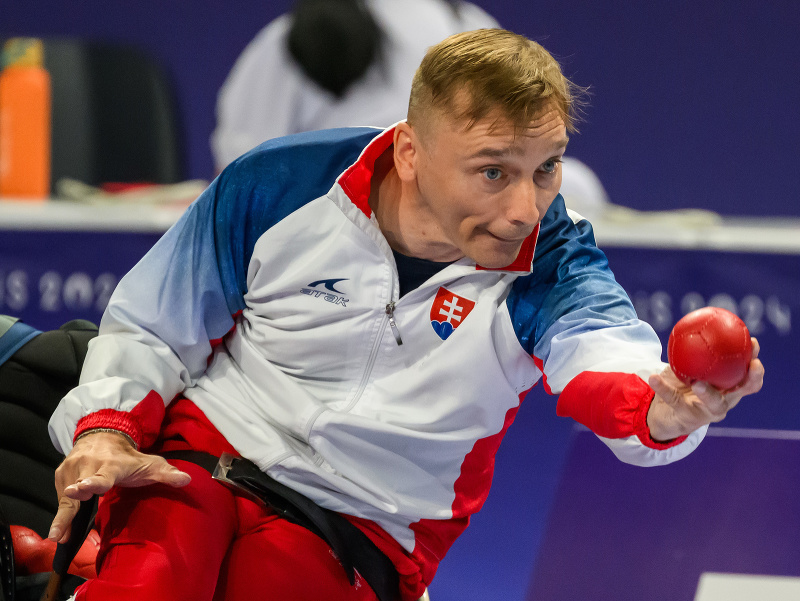 Na snímke slovenský boccista Róbert Mezík počas individuálnej kvalifikácie mužov BC2 proti Mariovi Sayesovi zo Salvádoru
