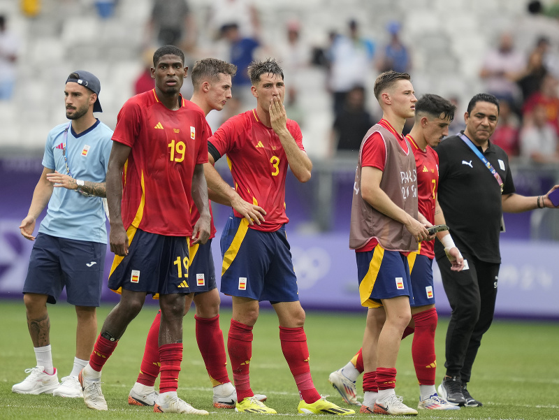 Sklamaní španielski futbalisti po prehre s Egyptom