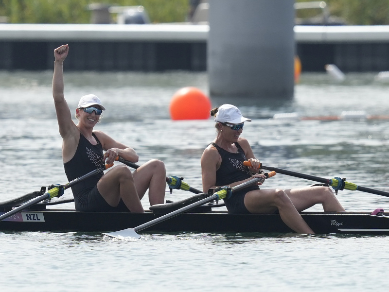 Brooke Francisová a Lucy Spoorsová sa radujú z triumfu na OH v Paríži