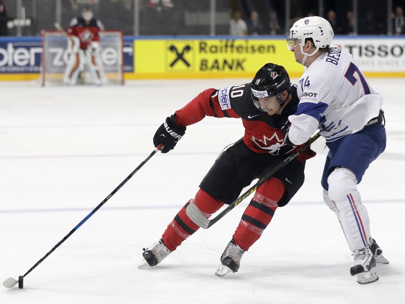 Nicolas Besch a Brayden Schenn v súboji o puk