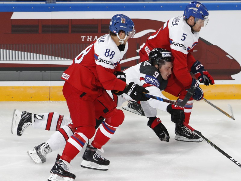 Matt Duchene v súboji o puk s českými hokejistami