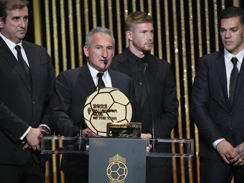 Zľava výkonný riaditeľ Manchestru City Ferran Soriano, futbalový riaditeľ Manchestru City Txiki Begiristain a hráči Kevin De Bruyne a Ederson preberajú cenu pre najlepší tím, ktorú získal Manchester City