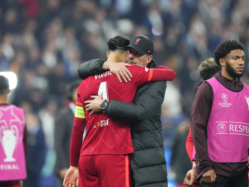 Jürgen Klopp a Virgil van Dijk v pozápasovom objatí