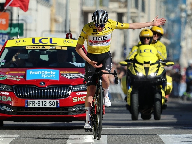 Tadej Pogačar spečatil celkový triumf na Paríž - Nice víťazstvom v poslednej etape