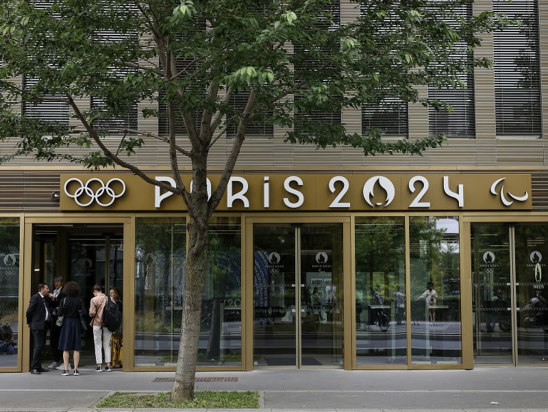Ľudia čakajú pred sídlom organizátorov budúcoročných olympijských hier v Paríži 20. júna 2023 na parížskom predmestí St. Denis