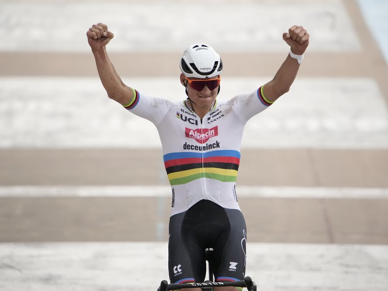 Holandský cyklista Mathieu van der Poel sa teší po suverénnom triumfe na 121. ročníku monumentu Paríž-Roubaix