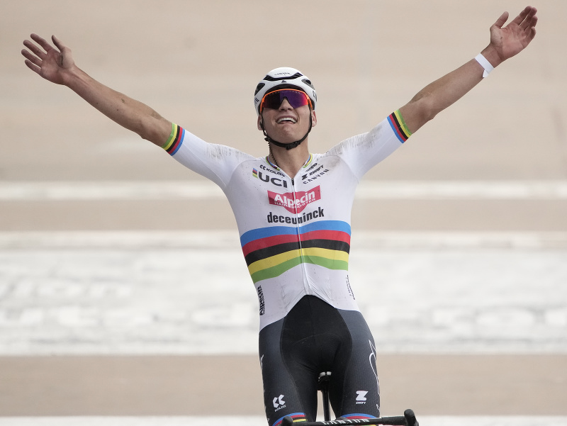 Holandský cyklista Mathieu van der Poel sa teší po suverénnom triumfe na 121. ročníku monumentu Paríž-Roubaix