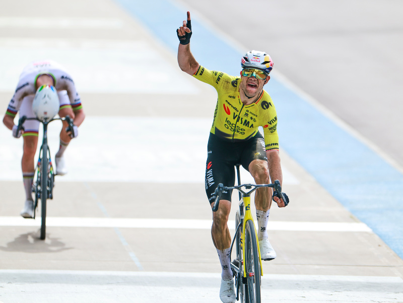 Wout van Aert v cieli oslavuje svoj triumf na Paríž - Roubaix, v pozadí druhý Tadej Pogačar