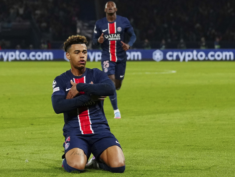Desire Doue oslavuje strelený gól v drese PSG