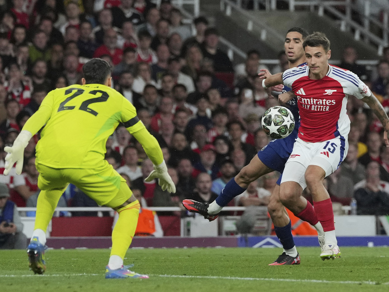 Jakub Kiwior a Achraf Hakimi v súboji
