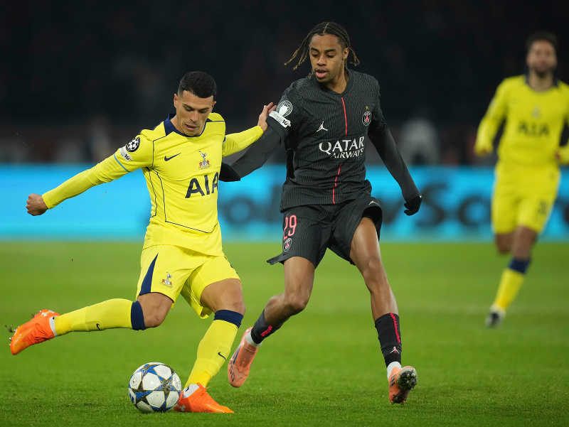 Hráč Tottenhamu Pedro Porro (vľavo) bojuje o loptu s Bradleyom Barcolom z PSG počas zápasu
