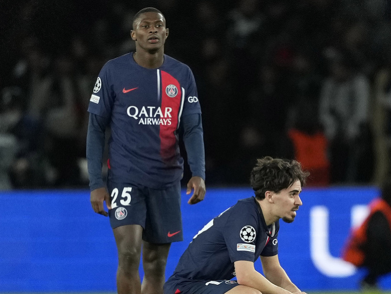 Nuno Mendes (vľavo) a jeho spoluhráč Vitihna z PSG