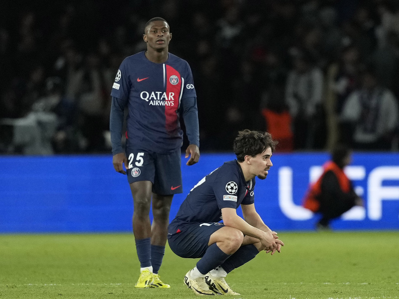 Nuno Mendes (vľavo) a jeho spoluhráč Vitihna z PSG