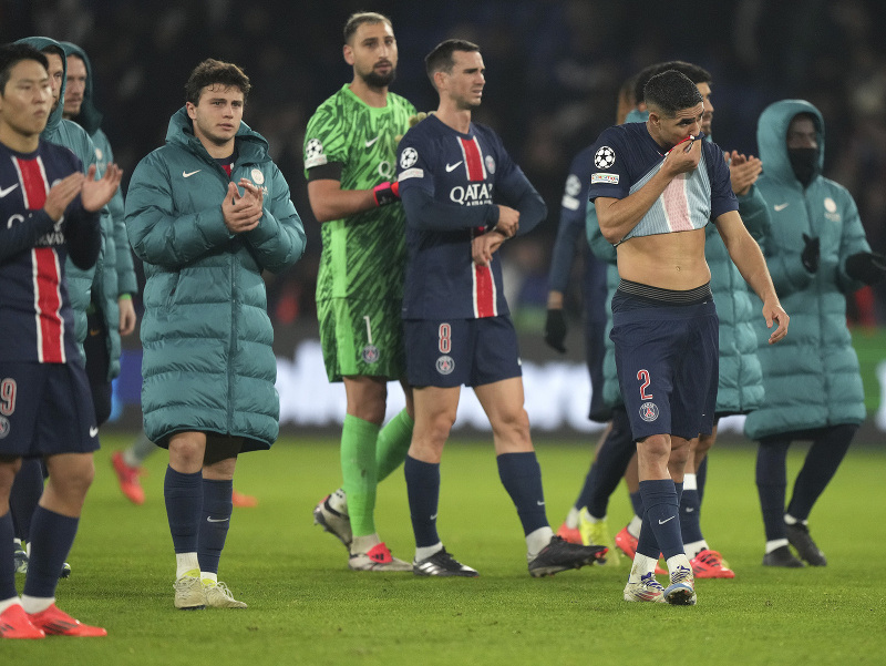 Na snímke futbalisti PSG reagujú po prehre 1:2 s Atléticom Madrid v Lige majstrov
