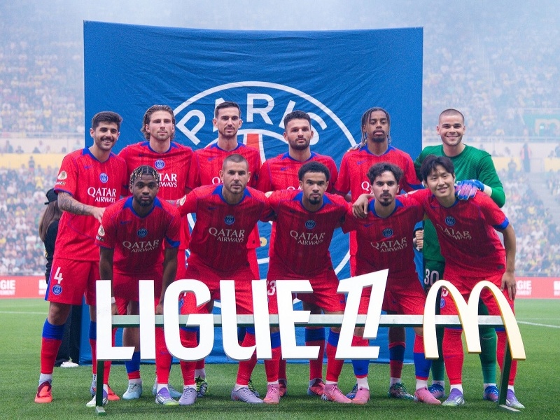 Futbalisti PSG pred štartom úvodného ligového zápasu novej sezóny 2025/26