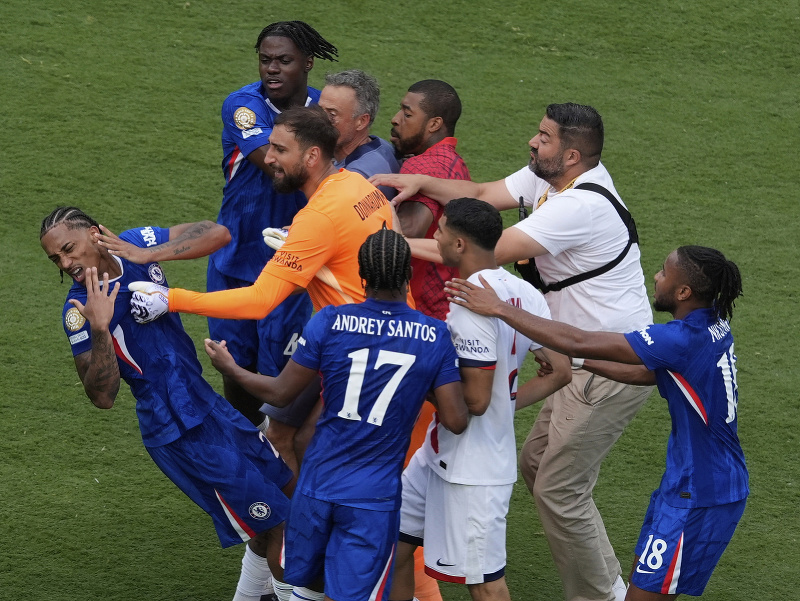 Roztržka medzi hráčmi Chelsea a PSG, Joao Pedro padá na trávnik po zásahu Luisa Enriqueho