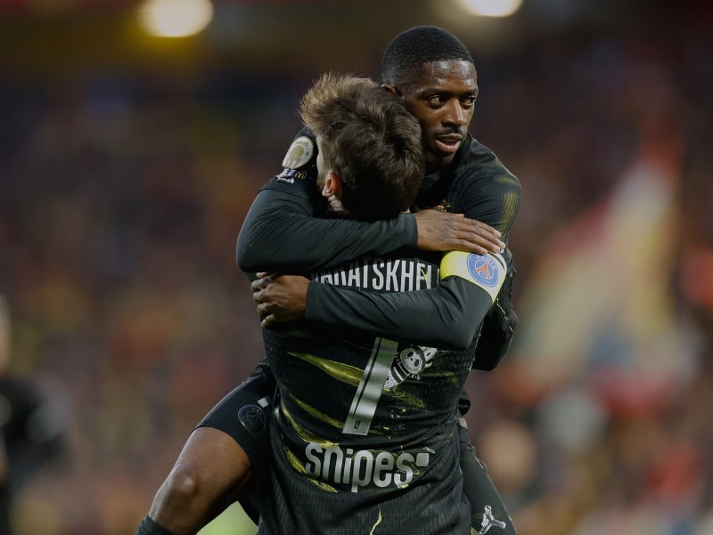 Ousmane Dembélé a Khvicha Kvaratskhelia oslavujú gól PSG
