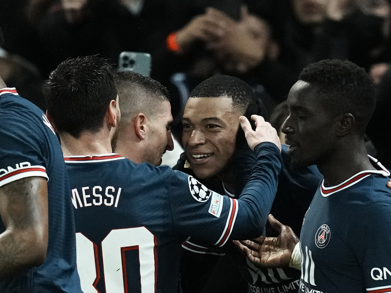 Futbalisti PSG oslavujú gól