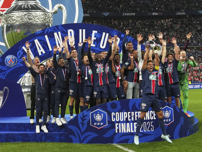 Hráči PSG s trofejou po zisku francúzskeho pohára