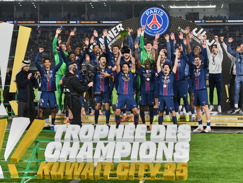 Hráči PSG s trofejou