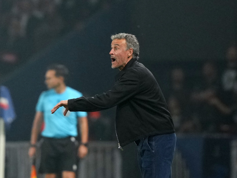 Luis Enrique, tréner PSG, počas zápasu Ligy majstrov