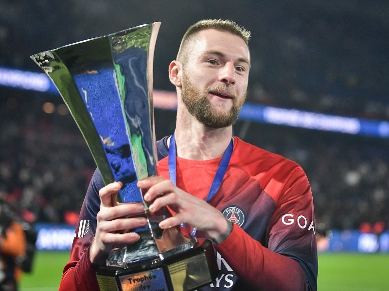 Obranca PSG Milan Škriniar oslavuje prvú trofej vo Francúzsku