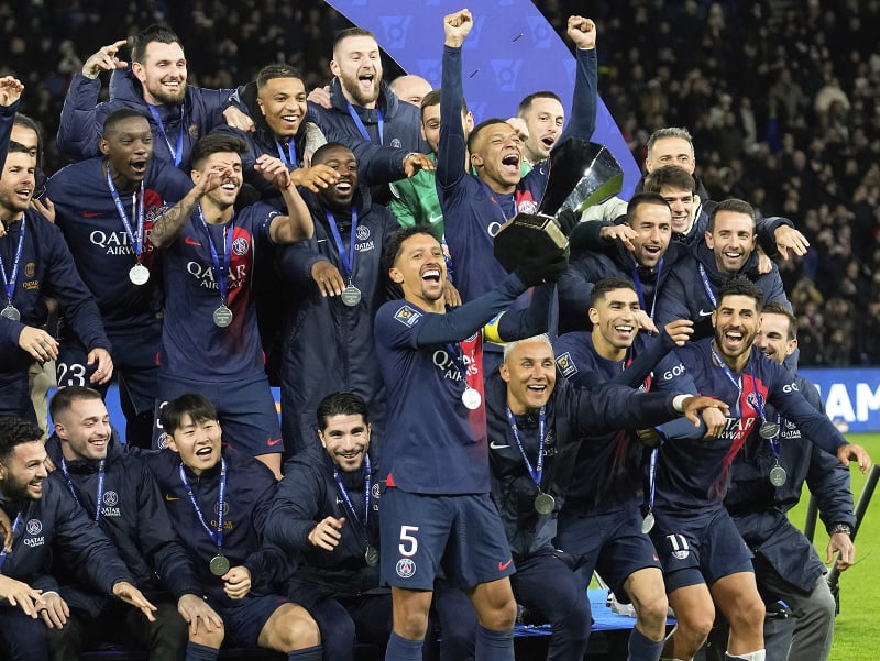Na snímke v pozadí uprostred hore slovenský futbalista Paríža St. Germain Milan Škriniar oslavuje víťazstvo v zápase francúzskeho Superpohára