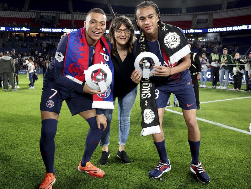 Futbalisti Paríža St. Germain Kylian Mbappé (vľavo), Ethan Mbappé (vpravo) a ich matka Favza pózujú počas osláv majstrovského titulu po zápase 33. kola francúzskej Ligue 