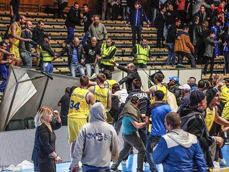 Výtržnosti fanúšikov na hodinu prerušili zápas v Sofii
