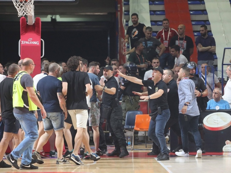 Basketbalový súboj Partizanu s CZ Belehrad prerušili výtržnosti chuligánov