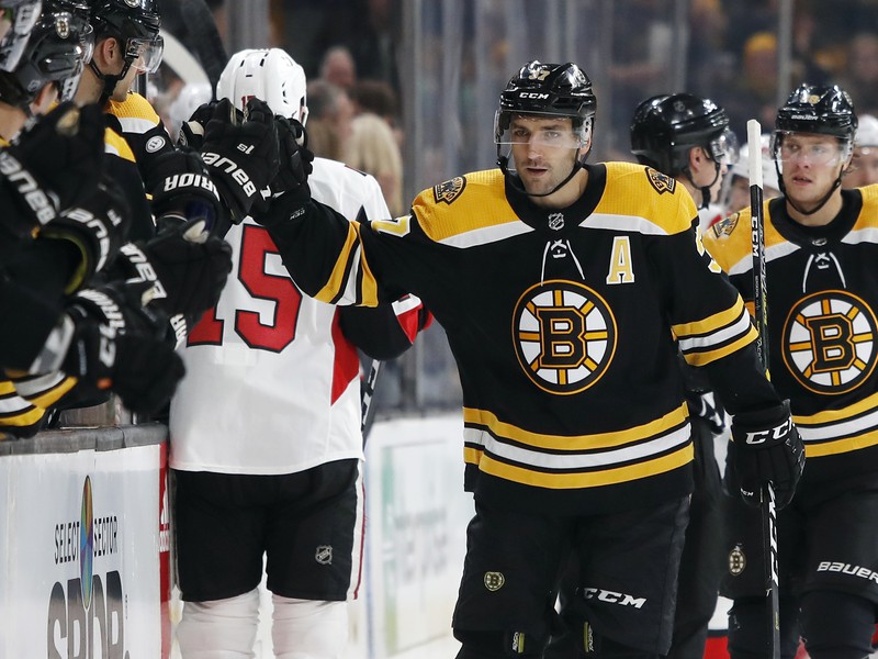 Patrice Bergeron oslavuje gól