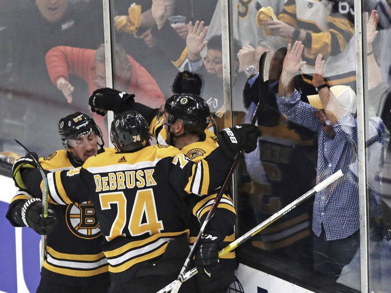 Fanúšikovia Bostonu Bruins oslavujú gól Patricea Bergerona