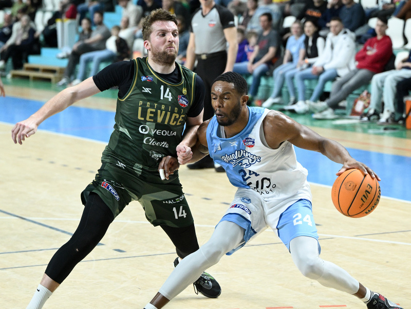 Na snímke zľava David Abrhám (Levice) a Justin Windell Gordon (Nitra)